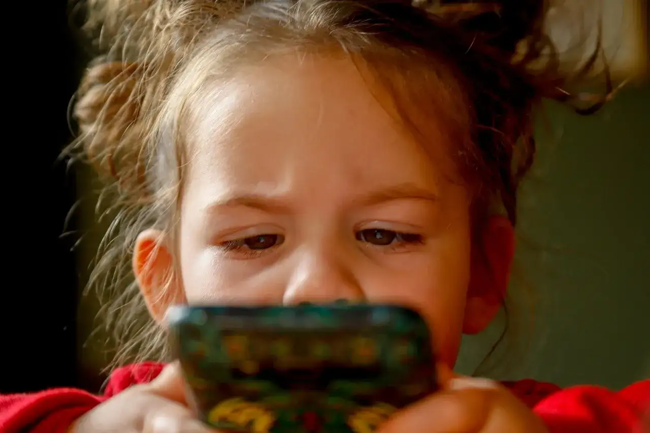Co bardziej psuje wzrok komputer czy telefon? Sprawdź wpływ na oczy