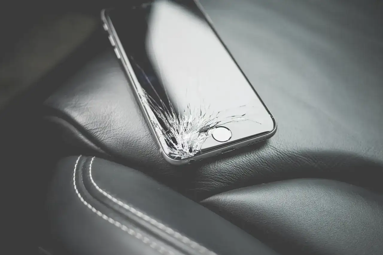 Rozbity ekran telefonu we śnie: co oznacza i jak go interpretować?