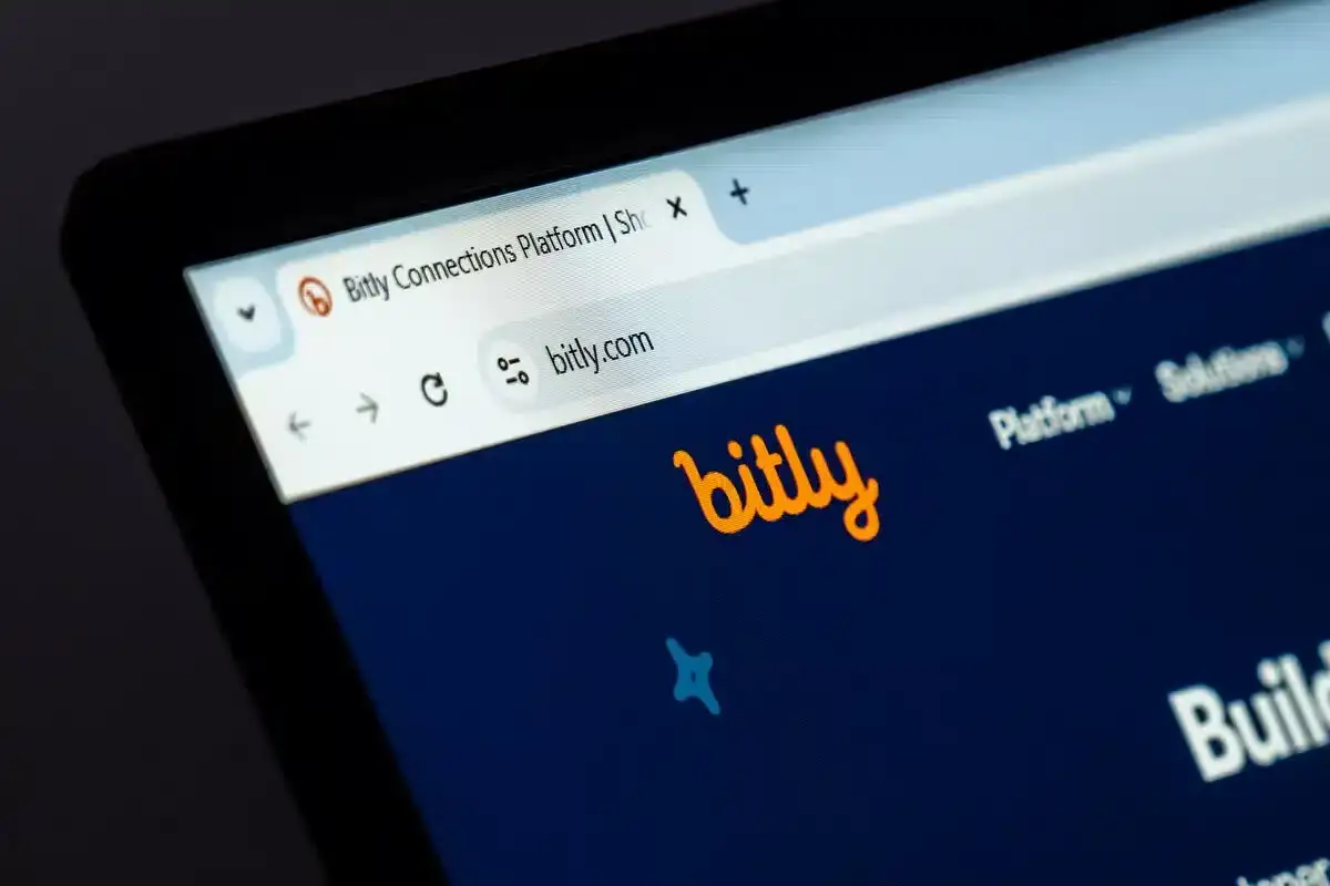 Ekran laptopa z otwartą stroną bitly.com. Widoczny pasek adresu i logo Bitly.