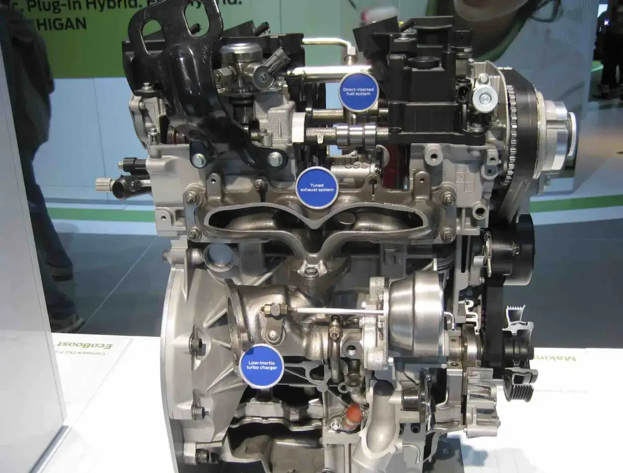 Silnik 1.0 Ecoboost z turbosprężarką o niskiej bezwładności, bezpośrednim wtryskiem paliwa i dopasowanym układem wydechowym.