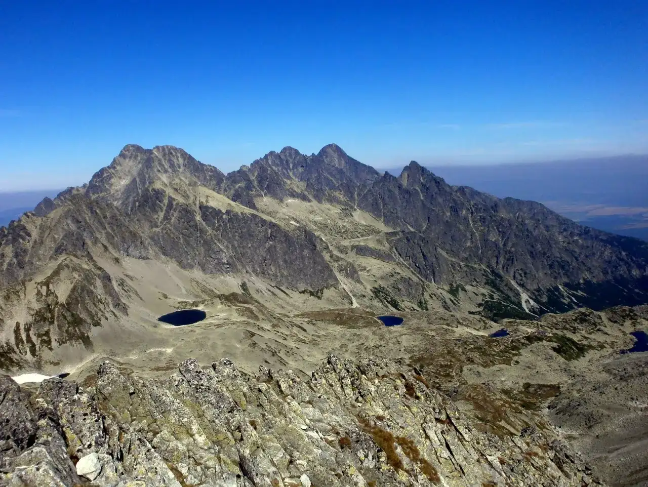 Majestatyczne Tatry z licznymi szczytami, jeziorami i skalistymi graniami. Trudno policzyć, ile jest szczytów w Polsce, ale ten widok zapiera dech.