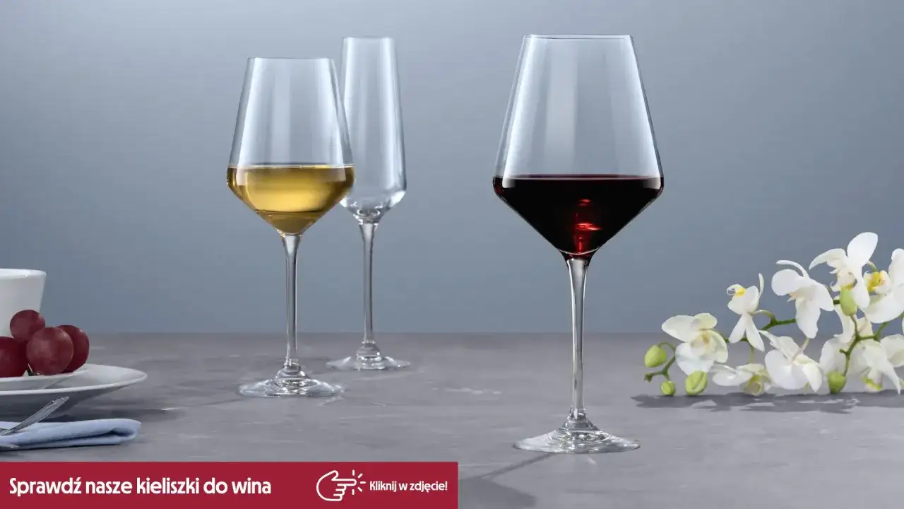 Kieliszki do wina czerwonego Bordeaux i Burgundii różnią się kształtem. Na zdjęciu widać kieliszek do czerwonego wina, białe wino i pusty kieliszek.