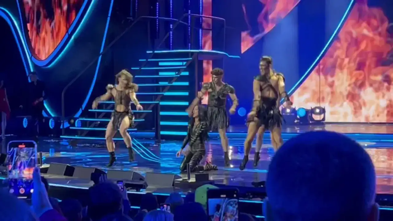Scena z opery "Diabeł i Kasia", gdzie tancerze w strojach inspirowanych antykiem wykonują choreografię. Antonin, twórca tej opery, z pewnością byłby dumny.