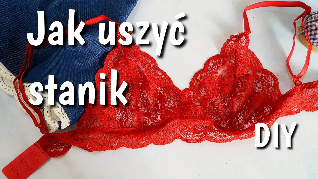 Jak uszyć bralet? Czerwony, koronkowy stanik DIY leży obok dżinsu i białej koronki.