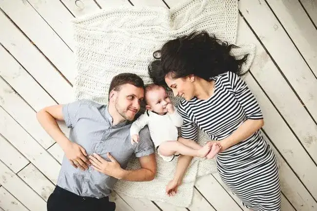 Samotna i chcesz dziecko? In vitro, adopcja, co-parenting przewodnik