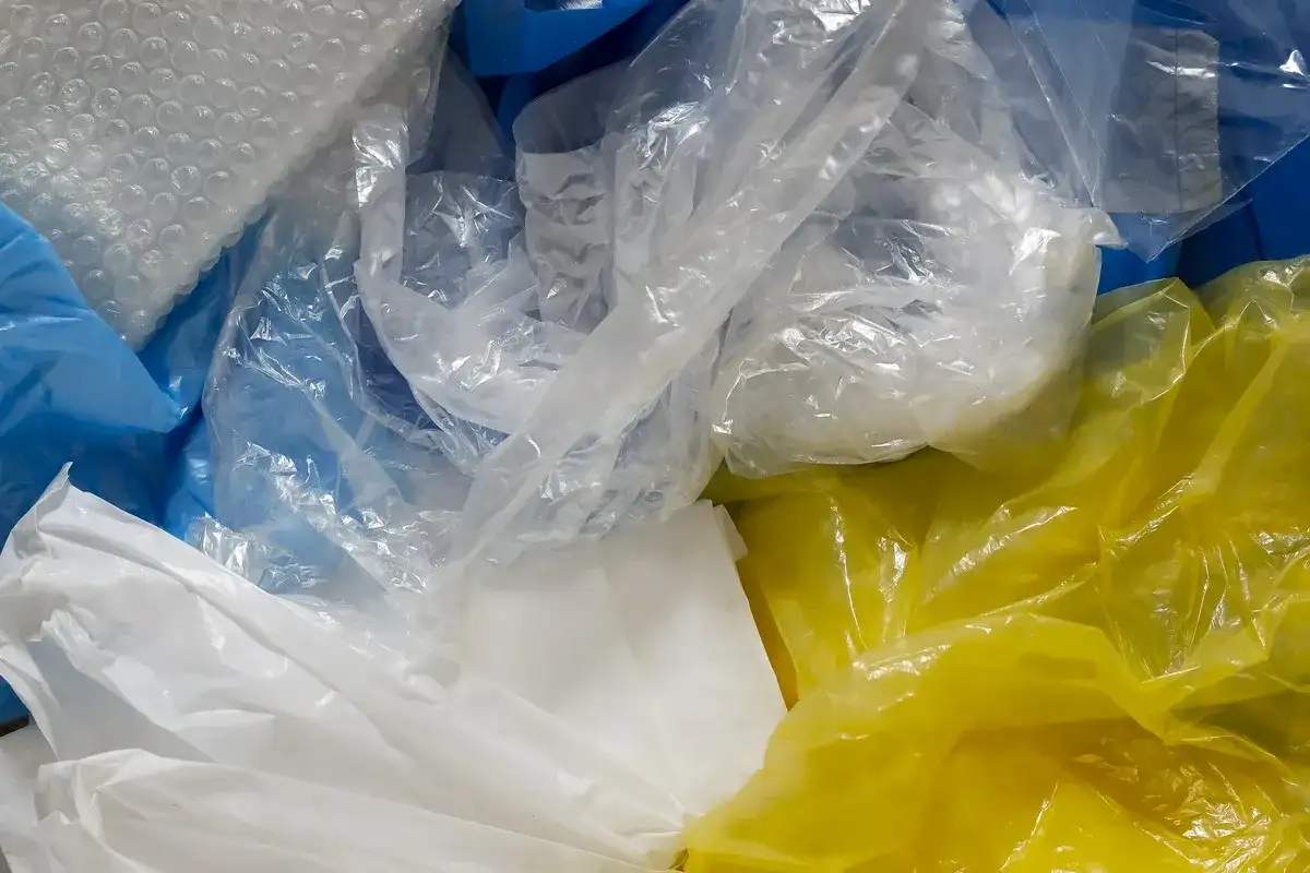 Stosy folii, w tym folia bąbelkowa, białe i żółte worki. To wszystko polietylen, co to za materiał?
