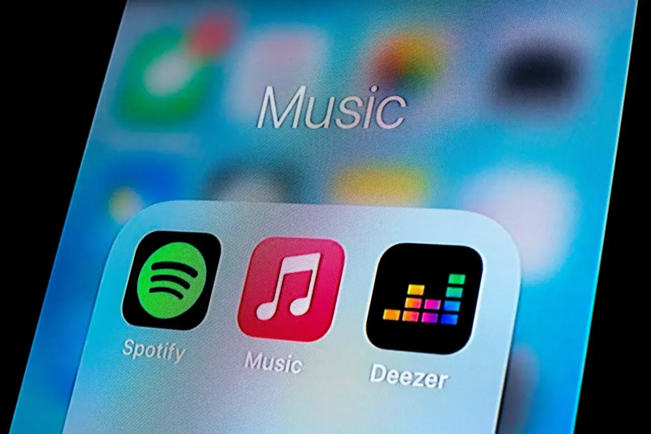 Ikony Spotify, Apple Music i Deezer na ekranie smartfona. Dostęp do ulubionych utworów dzięki streamingowi muzyki.