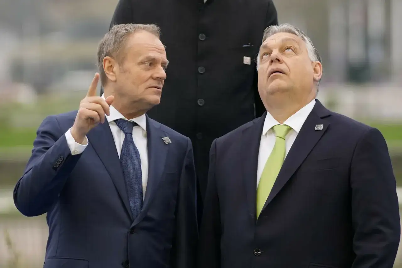 Tusk w Budapeszcie wskazuje palcem, podczas gdy Orbán patrzy w górę.