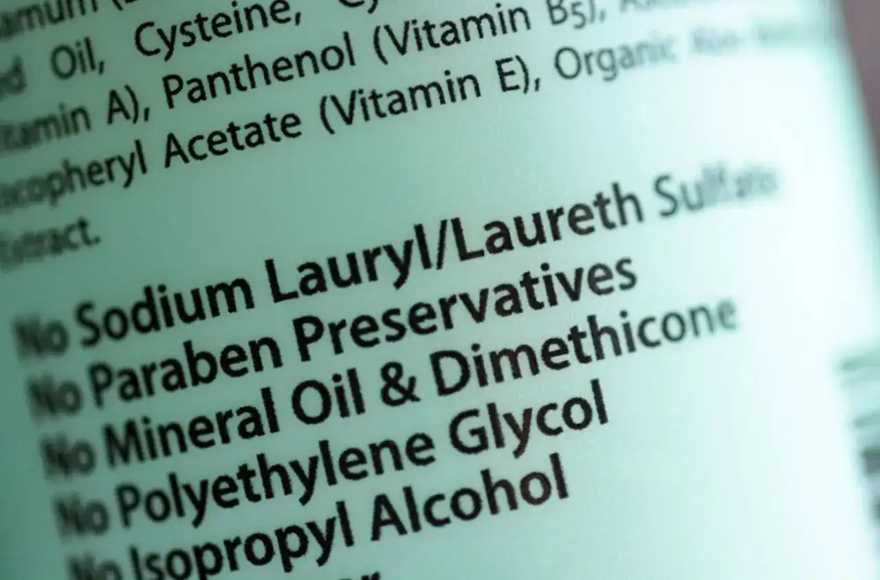 Lista składników kosmetyku: bez Sodium Lauryl/Laureth Sulfate (ammonium lauryl sulfate co to?), parabenów, oleju mineralnego, dimethicone, glikolu polietylenowego, alkoholu izopropylowego.