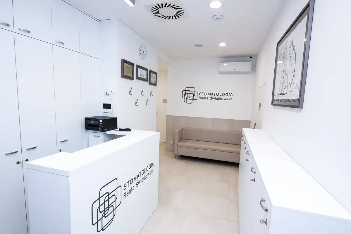 Nowoczesna recepcja stomatologiczna w Krakowie. Ranking najlepszych klinik stomatologicznych w Krakowie uwzględnia takie placówki jak ta.