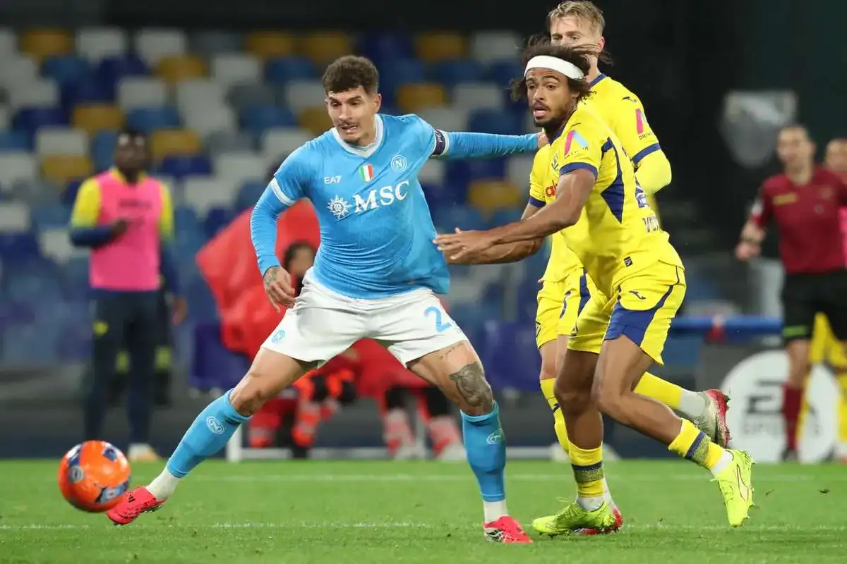 Piłkarze Napoli i Hellas Verona walczą o piłkę. Zacięta rywalizacja w meczu, który może wpłynąć na rankingi.