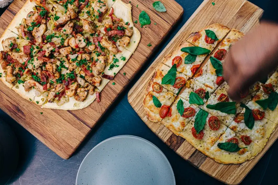 Ile cm ma duża pizza w Pizza Hut? Poznaj wymiary i porcje