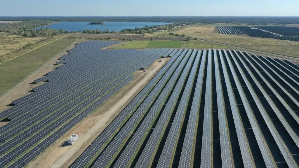Farma elektrowni słonecznych: jak inwestycje zmieniają Polskę i Europę