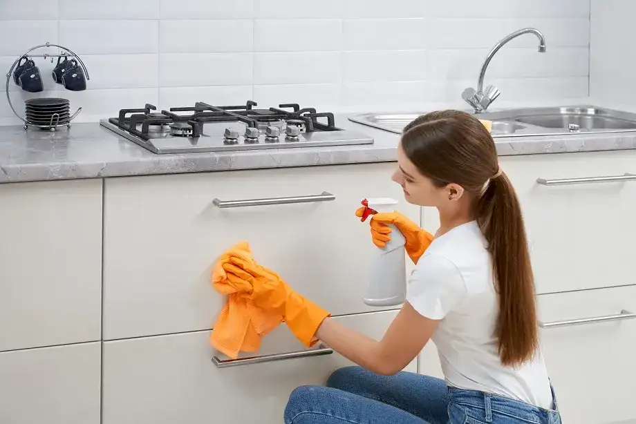 Jak skutecznie czyścić meble kuchenne bez uszkodzeń powierzchni