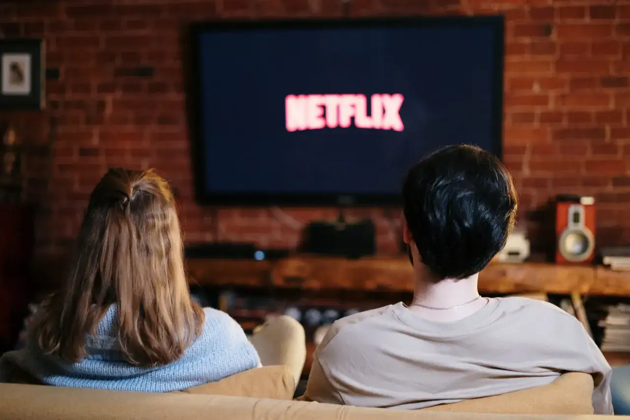 Para ogląda serial Netflix na kanapie.
