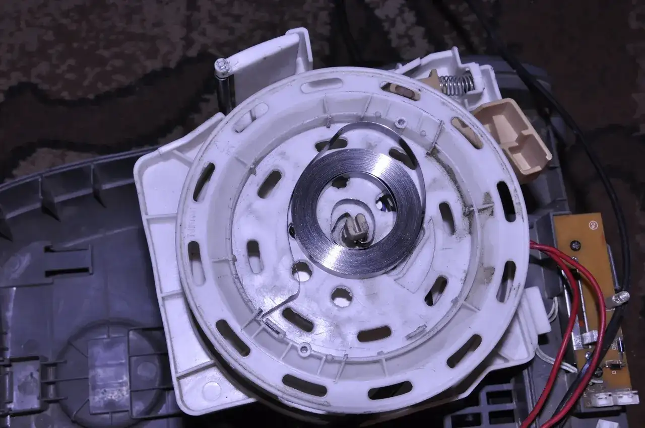 Mechanizm zwijacza z nawiniętą sprężyną. Zobacz, jak nawinąć sprężynę w zwijaczu, by działał sprawnie.