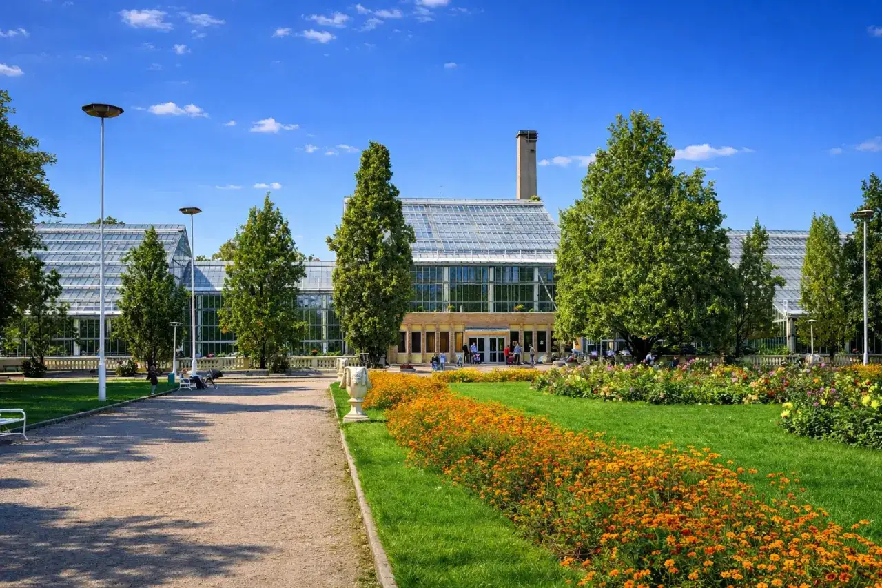 Piękny ogród botaniczny z oranżerią, idealne miejsce, gdzie pojechać na dwa dni.