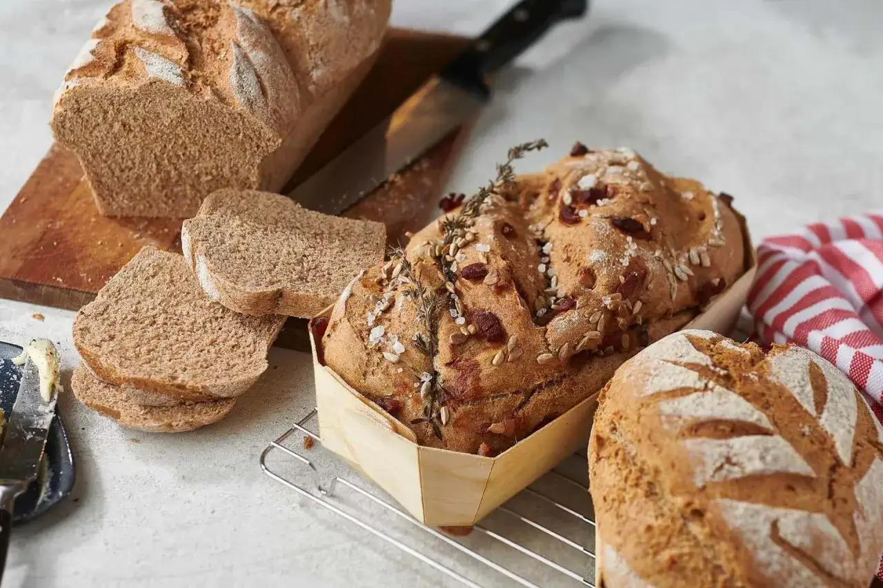 Verschiedene Brote, darunter ein Körnerbrot, das welches Brot hat am wenigsten Kohlenhydrate?