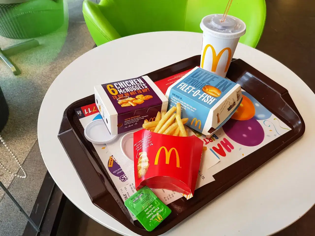 McD's zestaw: frytki, McNuggets, Filet-O-Fish i cola. Ile kalorii ma średnia cola z McDonald's? To pytanie nurtuje wielu.