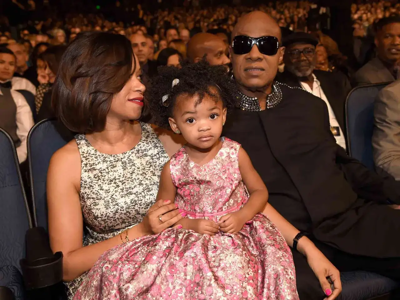 Stevie Wonder z żoną i córką w pierwszych rzędach.
