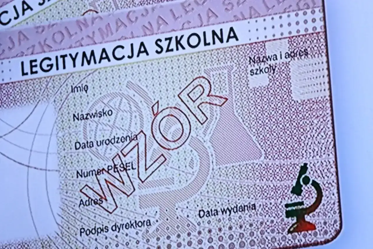 Fragment legitymacja szkolna z polami na dane ucznia i pieczęcią "WZÓR". Widoczny mikroskop.