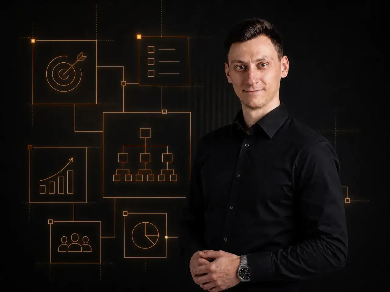 Mężczyzna w czarnej koszuli prezentuje schemat analizy celów, wzrostu, zespołu i danych. To kluczowe elementy audytu marketingowego.