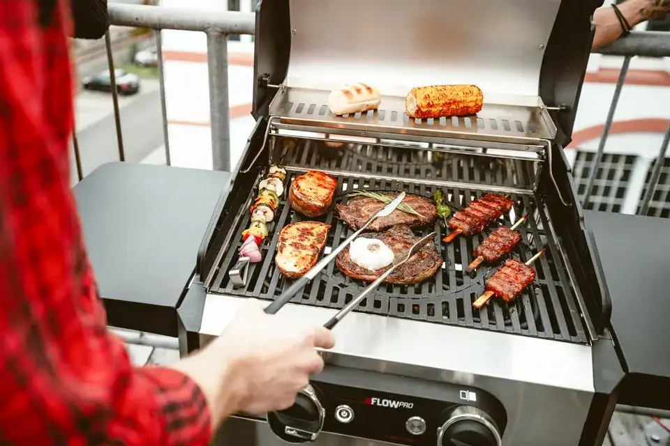 Najlepszy grill elektryczny ogrodowy z pokrywą - wygoda i jakość w jednym