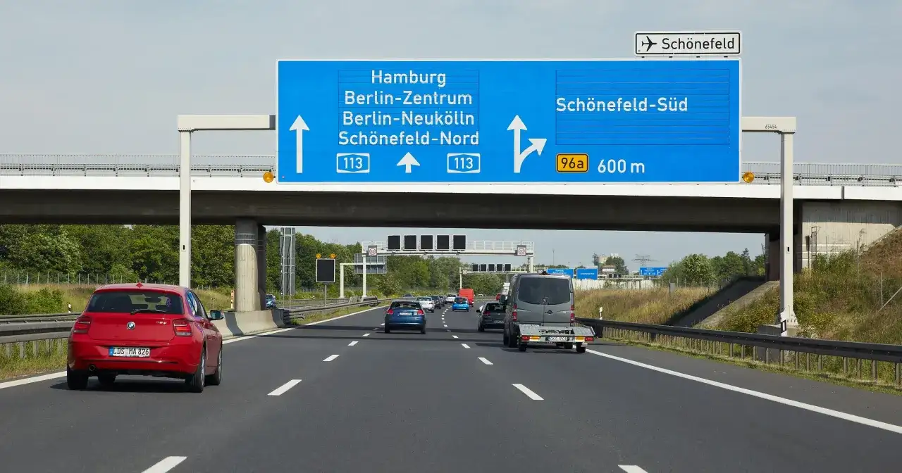 Niemcy mają rozbudowaną sieć autostrad, jak ta pod Berlinem. Kierowcy kierują się na Hamburg, Berlin lub lotnisko Schönefeld.