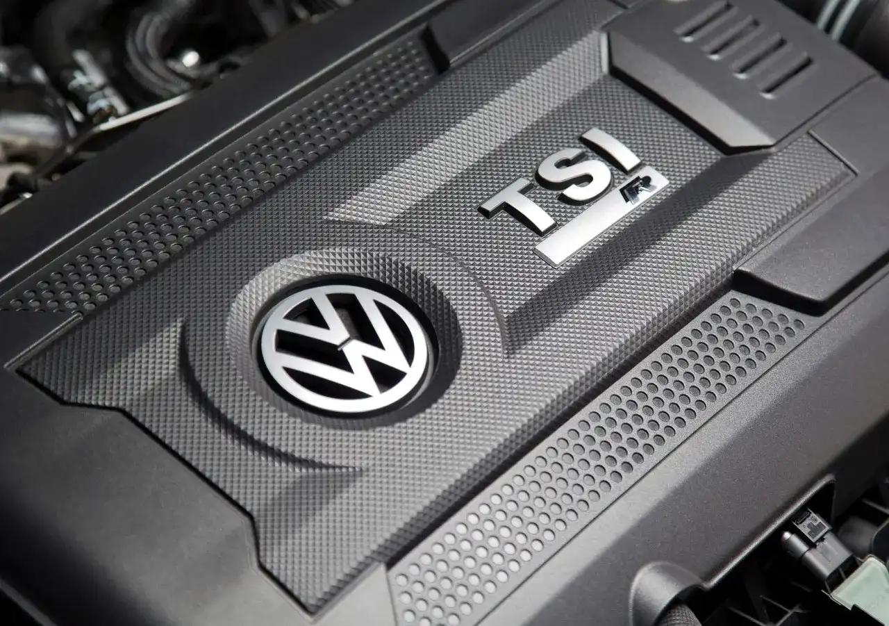 Silnik EA888 TSI z logo VW.