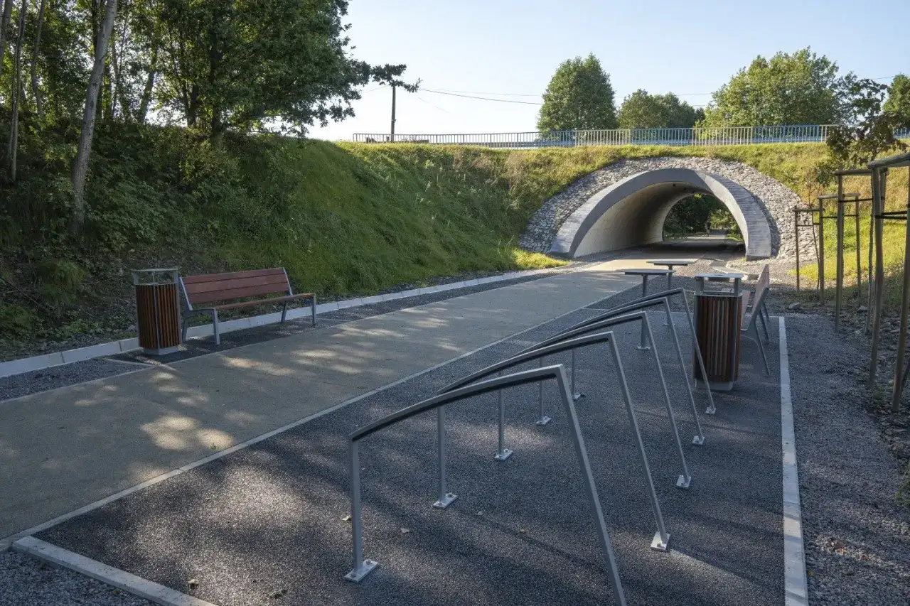 Nowy żelazny szlak rowerowy Jastrzębie-Zdrój zaprasza do odpoczynku. Ławka, stojaki na rowery i tunel pod wiaduktem.