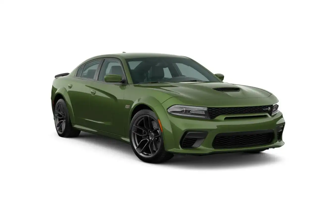 Zielony Dodge Charger SRT z czarnymi felgami i sportowym wyglądem.