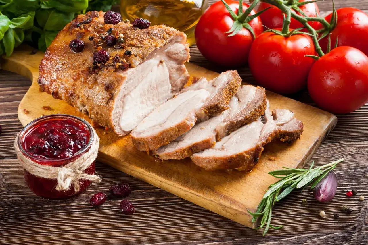 Idealna temperatura pieczenia schabu. Sekret na kruche i soczyste mięso