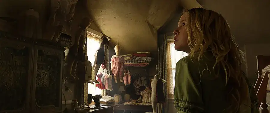 Poznaj przerażającą historię Annabelle: narodziny zła i demoniczne początki lalki