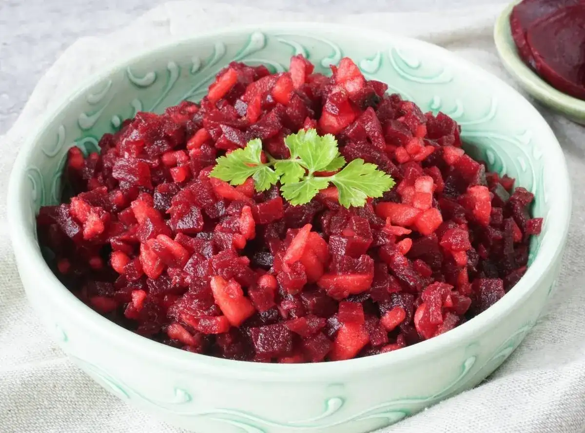 Rote Bete Salat mit Apfelstücken, garniert mit Petersilie. Ein leichter und gesunder Genuss, perfekt für Weight Watchers.