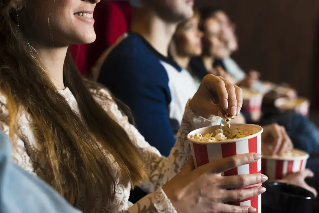 Kino a hazard: jak filmy o świecie gier inspirują odbiorców do angażowania się w rozgrywki online