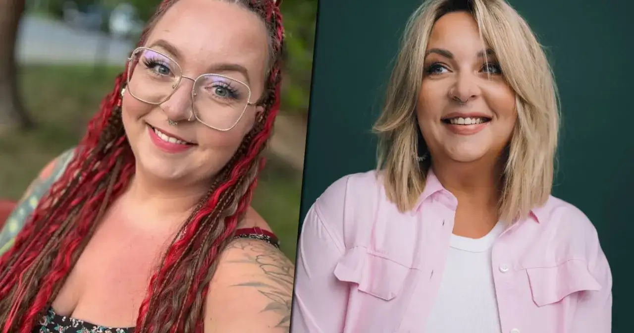 Dwie kobiety, jedna z rudymi warkoczami i okularami, druga z blond włosami w różowej koszuli. Obie uśmiechnięte, jakby każda mama na obrotach znalazła chwilę dla siebie.