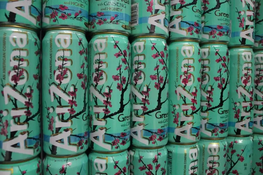 Czy AriZona to energetyk? Poznaj prawdę o składzie i prawie