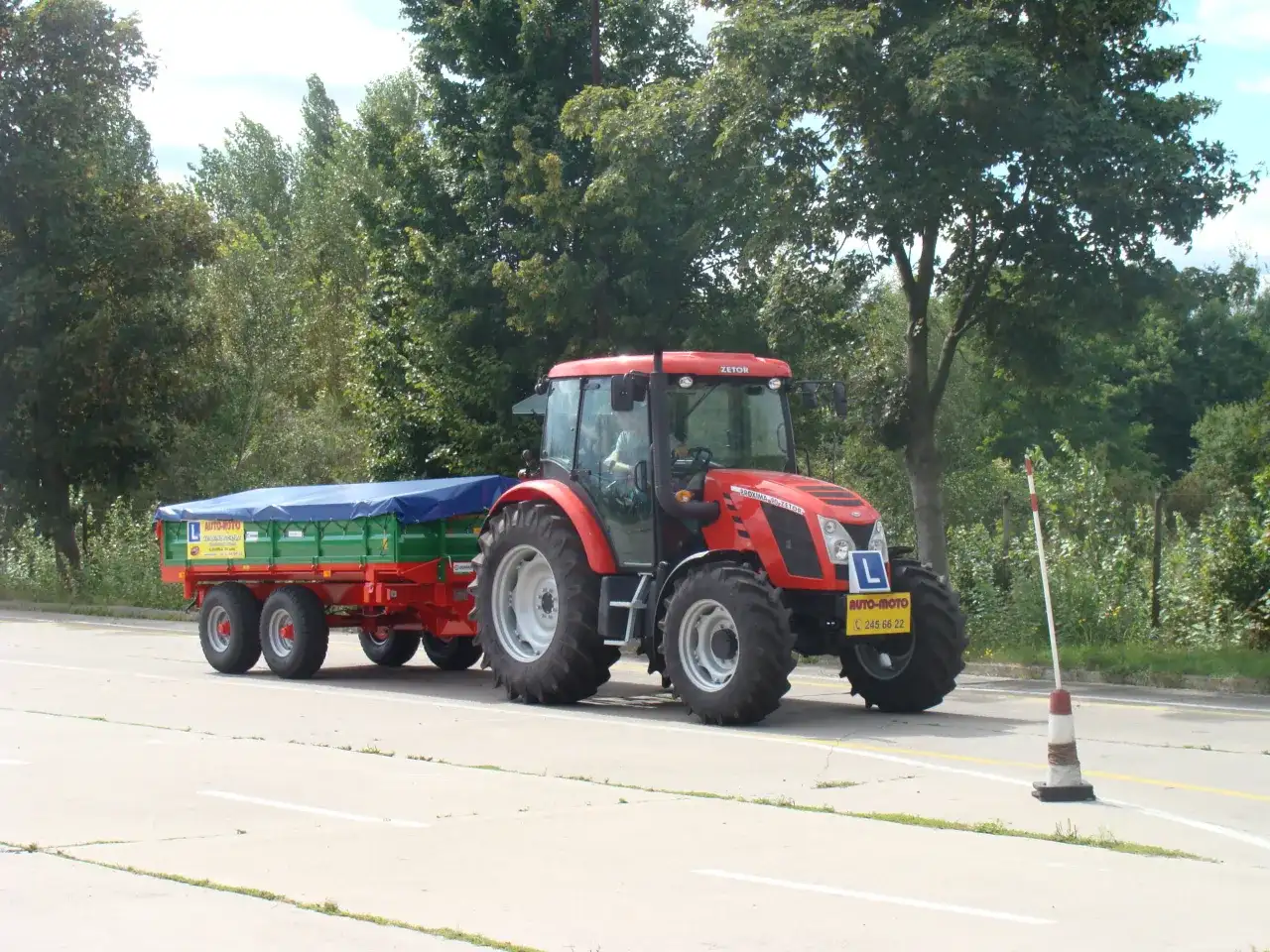 Ciągnik z przyczepą: Czy Twoje prawo jazdy C wystarczy?