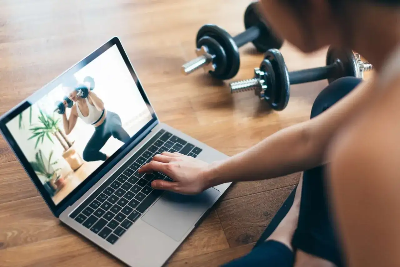 Wirtualne zajęcia fitness: dołącz do społeczności fitness online, aby ćwiczyć na żywo i podejmować wyzwania