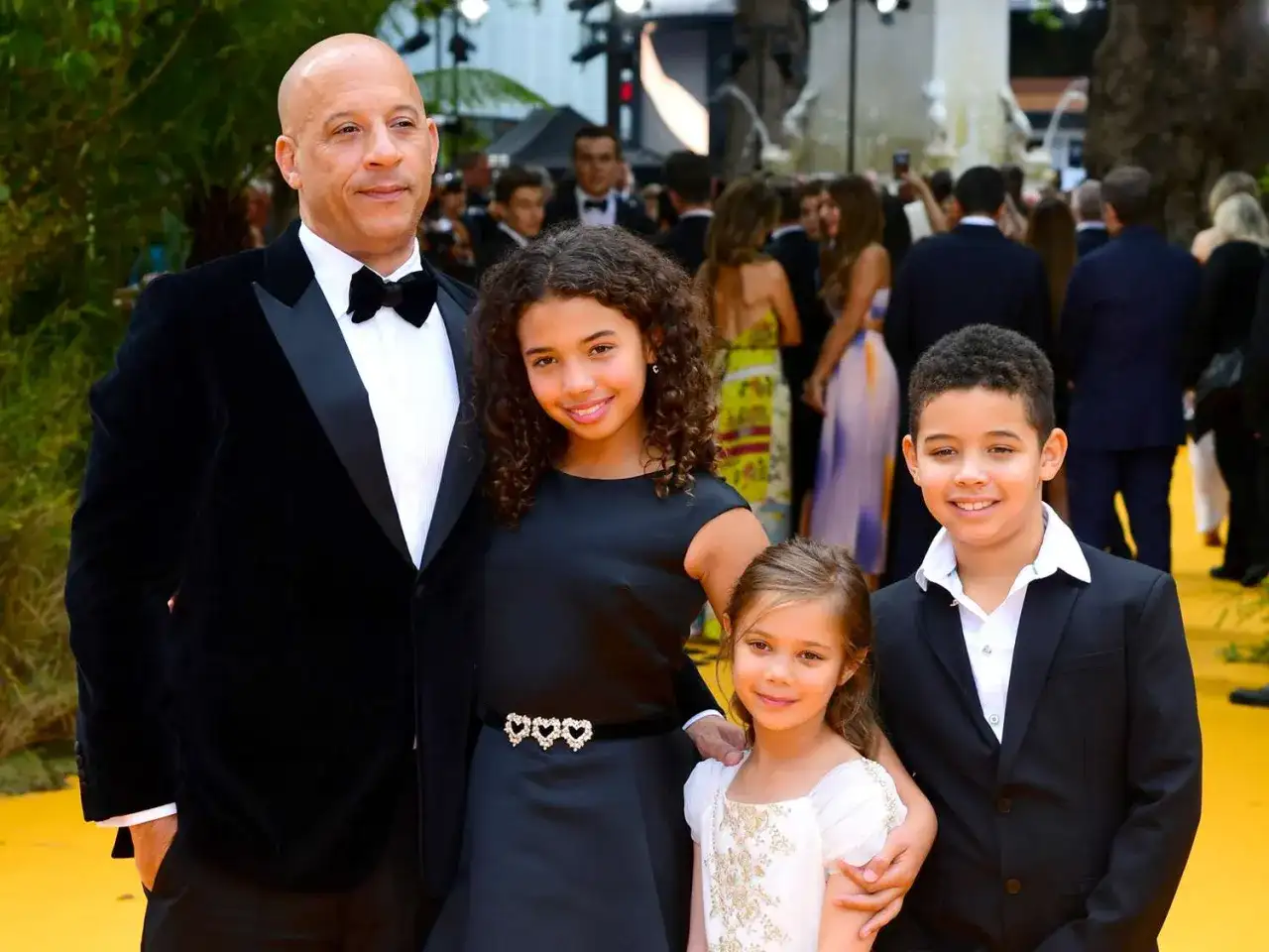 Vin Diesel z trójką dzieci na czerwonym dywanie.