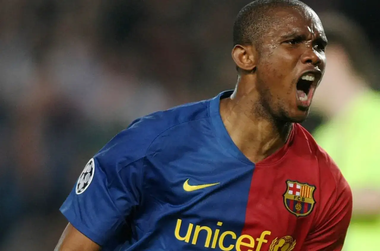Samuel Eto'o, jeden z legendarnych napastników Barcelony, świętuje bramkę.
