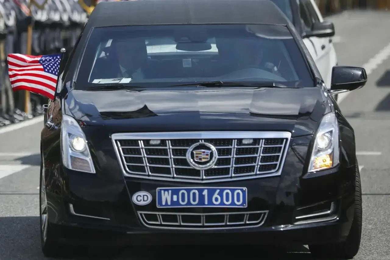 Czarny Cadillac z amerykańską flagą i tablicą dyplomatyczną CD W-001600.