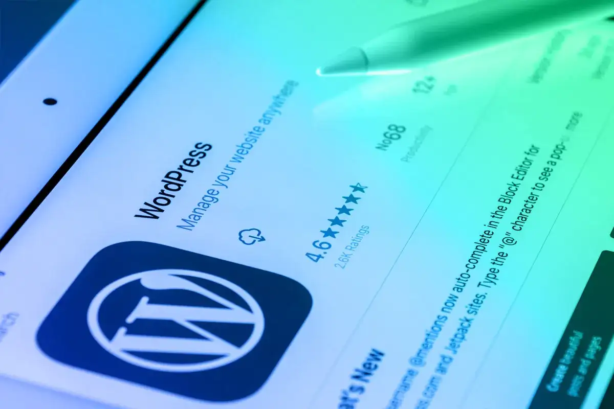 Ekran aplikacji WordPress na tablecie z rysikiem.
