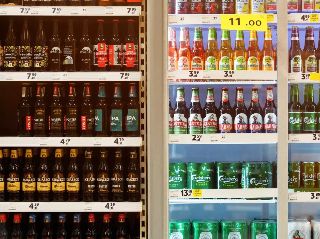 Lodówka z piwami i puszkami piwa w Biedronce.