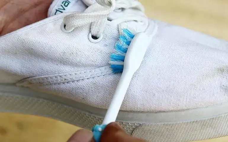 Cómo limpiar zapatos de tela: recupera su brillo sin dañarlos