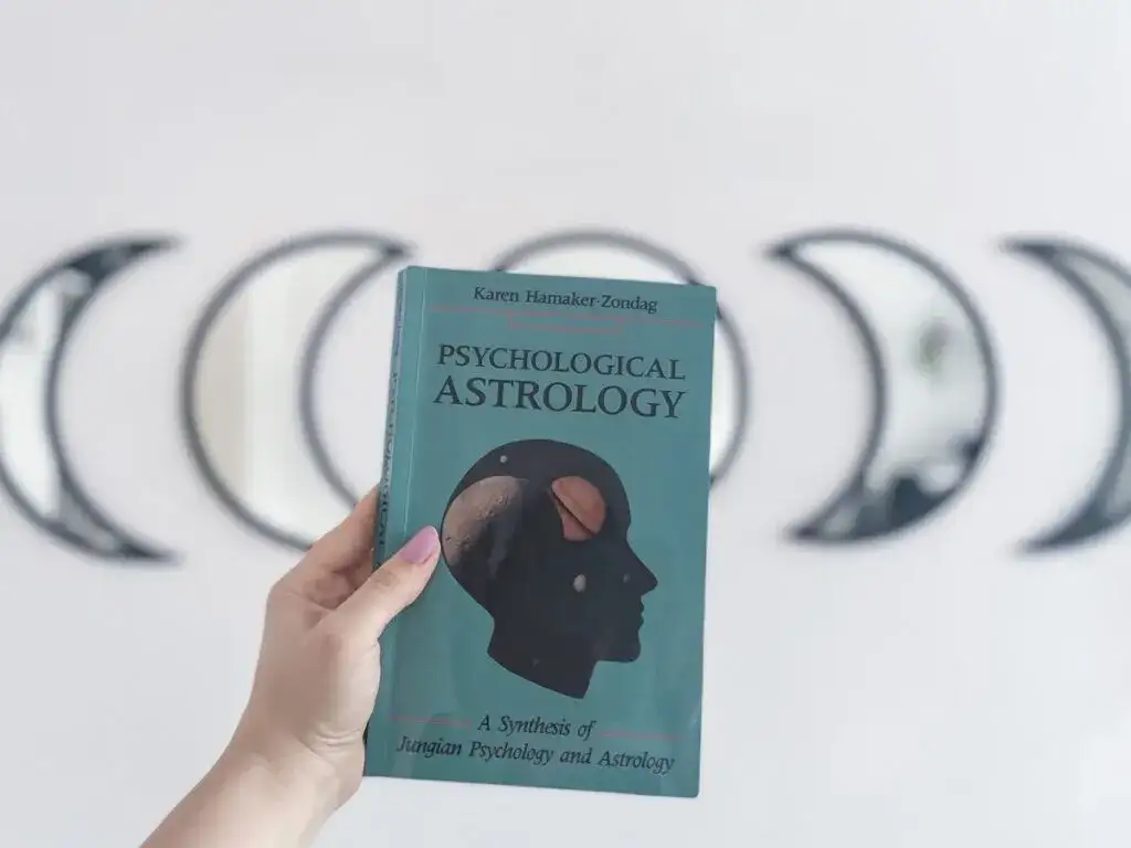 Najlepsze książki o astrologii: odkryj tajemnice swojego znaku