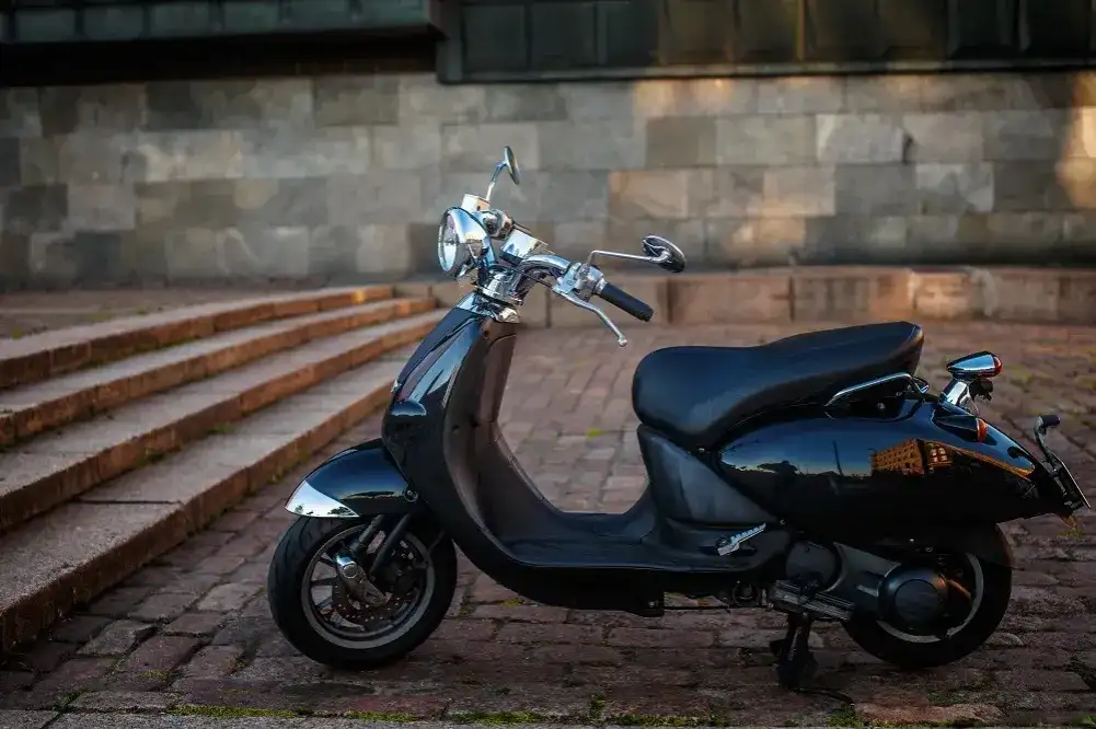 Jakie uprawnienia na motorower musisz mieć - kompletne zasady 2025