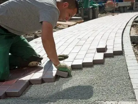 Ile kosztuje podsypka pod kostkę brukową? Sprawdź ceny i uniknij błędów!