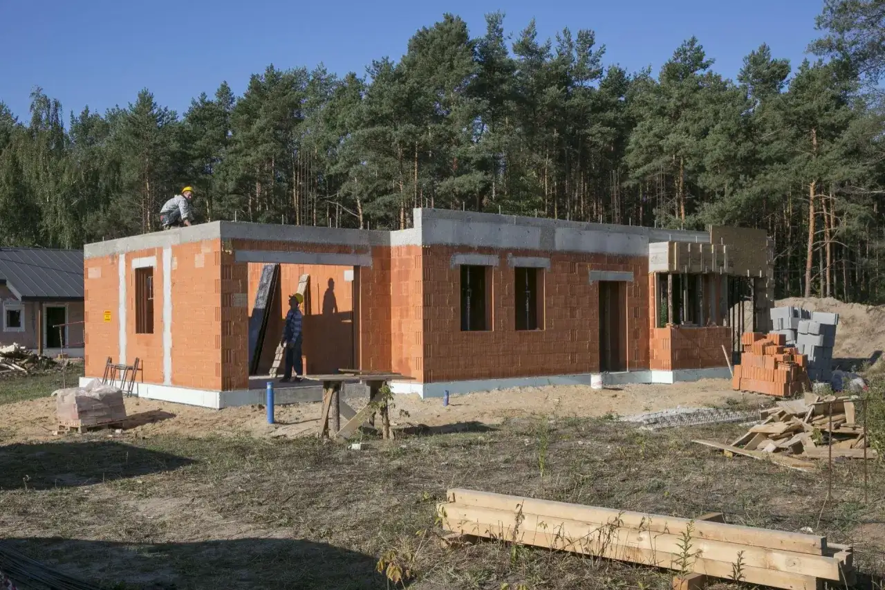 Porównanie materiałów budowlanych: co wybrać, aby zaoszczędzić?