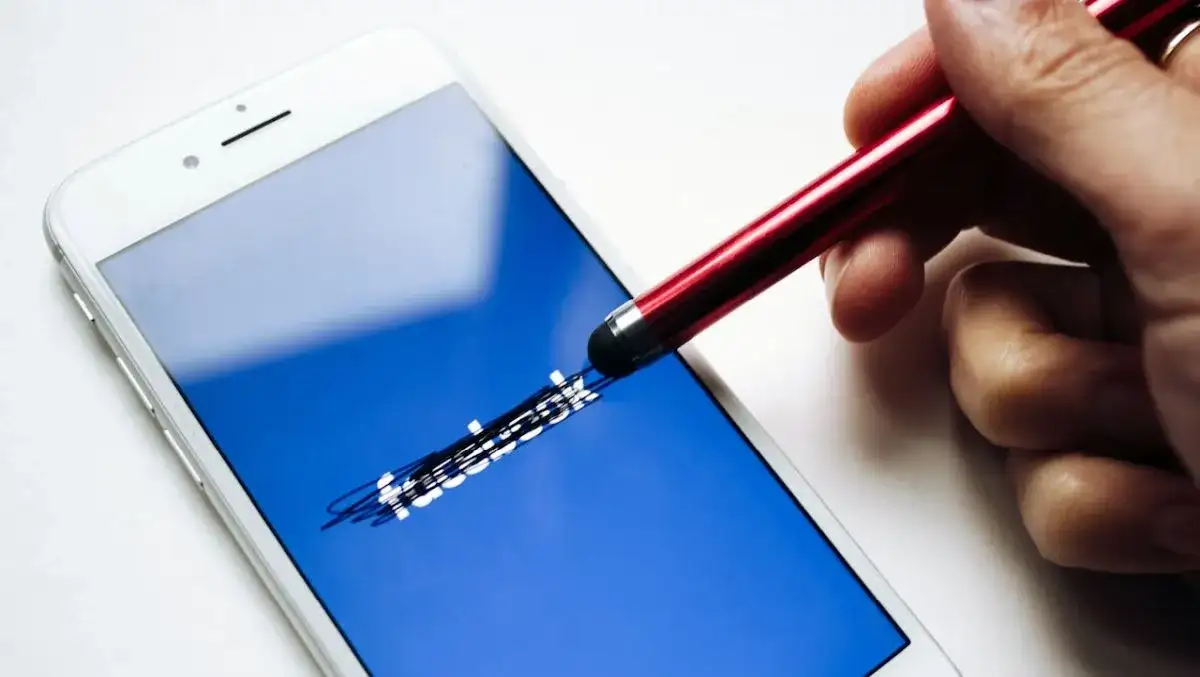 Jak usunąć reklamę na Facebooku i cieszyć się czystym feedem